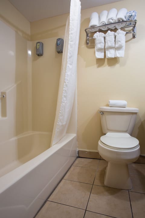 Standard Room, 1 King Bed | Bathroom | Combined shower/tub, free toiletries, hair dryer, towels