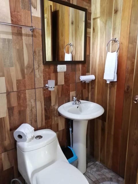 Standard Cabin | Bathroom | Shower, rainfall showerhead, free toiletries, towels