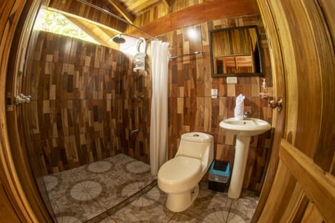 Standard Cabin | Bathroom | Shower, rainfall showerhead, free toiletries, towels