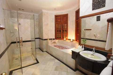 0B | Bathroom | Combined shower/tub, deep soaking tub, designer toiletries, hair dryer