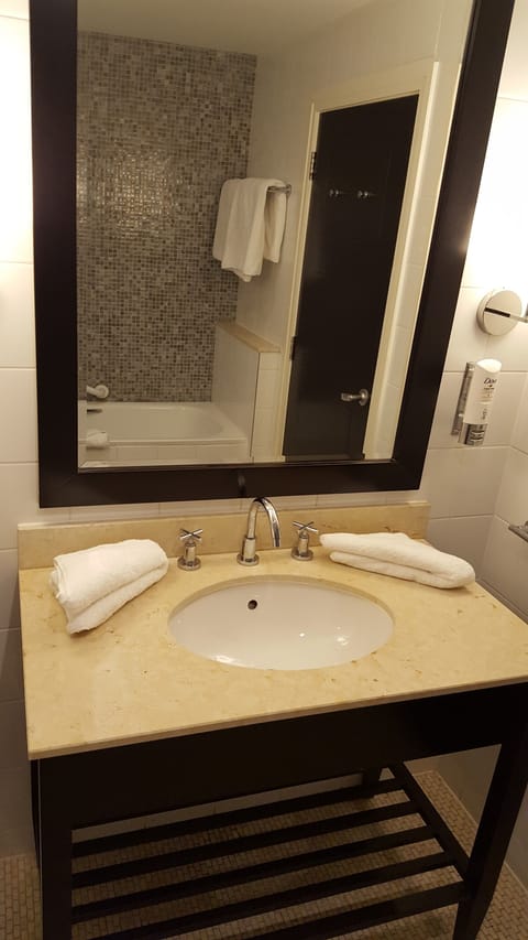 Family Room | Bathroom | Combined shower/tub, hair dryer, towels