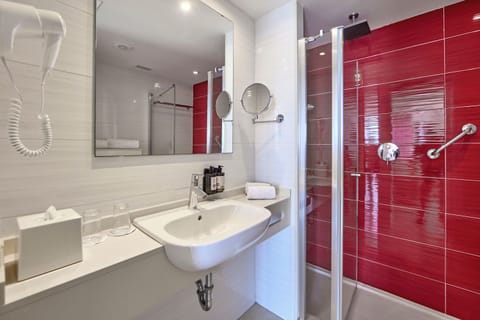 Superior Twin Room, Sea View | Bathroom | Shower, rainfall showerhead, free toiletries, hair dryer