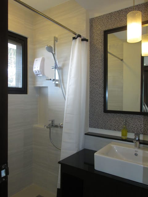 Premier Hi-Floor Room | Bathroom | Shower, free toiletries, hair dryer, bidet