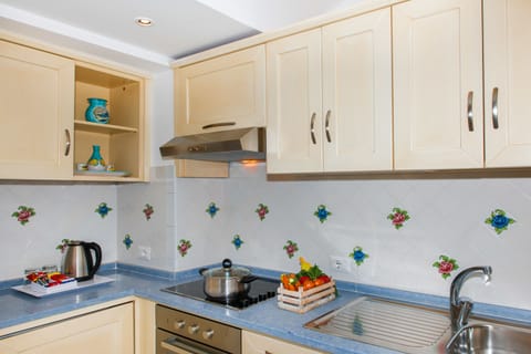 Suite | Private kitchen | Electric kettle, cookware/dishes/utensils