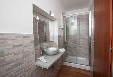 Quadruple Room, Private Bathroom | Bathroom | Shower, rainfall showerhead, free toiletries, hair dryer