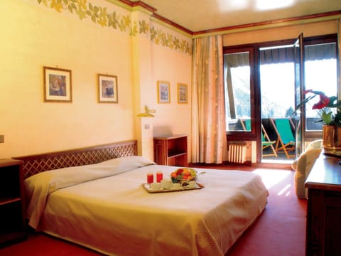 Minibar, in-room safe, desk, WiFi