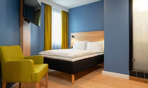 Standard Room, 1 Queen Bed, Non Smoking | Premium bedding, pillowtop beds, free WiFi, bed sheets