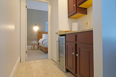 King Jr. Suite | Private kitchenette