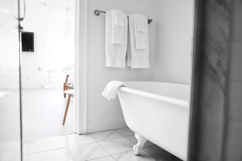 King Deluxe | Bathroom | Combined shower/tub, free toiletries, hair dryer, bathrobes