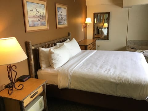 Luxury Suite, 1 King Bed, Non Smoking | In-room safe, soundproofing, iron/ironing board, free WiFi