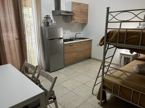 Deluxe Apartment | Private kitchen | Mini-fridge, microwave