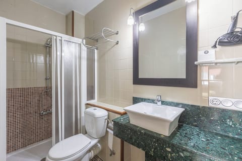 Standard Double Room | Bathroom | Free toiletries, hair dryer, towels