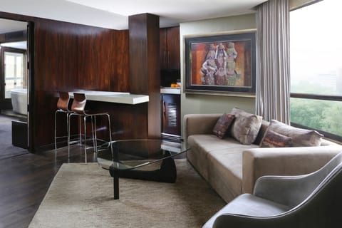 Executive Suite, 1 King Bed | Minibar, in-room safe, iron/ironing board, WiFi