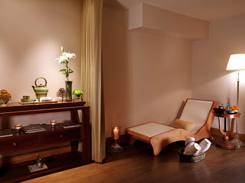 Couples treatment rooms, spa tub, steam room, body treatments