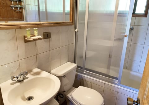 Superior Cabin, Non Smoking | Bathroom | Combined shower/tub, free toiletries, hair dryer, towels