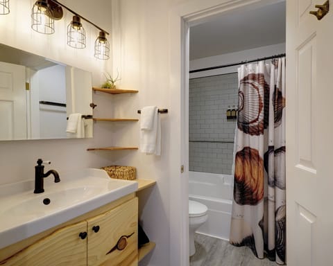 ADA Queen Room | Bathroom | Combined shower/tub, designer toiletries, hair dryer, towels