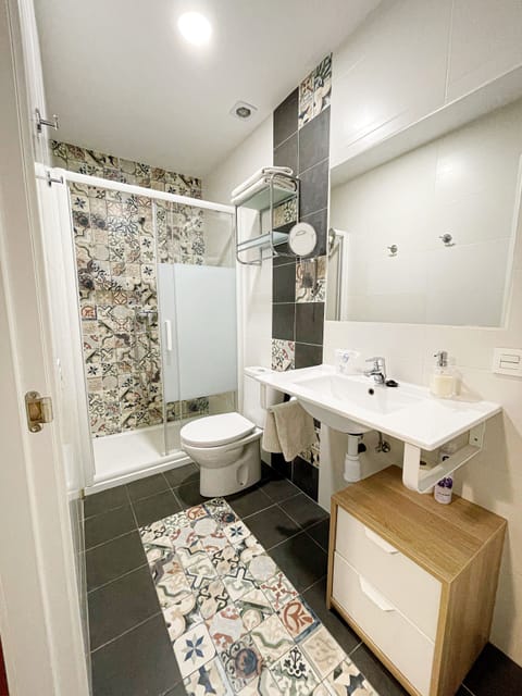 Family Twin Room, Private Bathroom | Bathroom | Shower, designer toiletries, hair dryer, towels