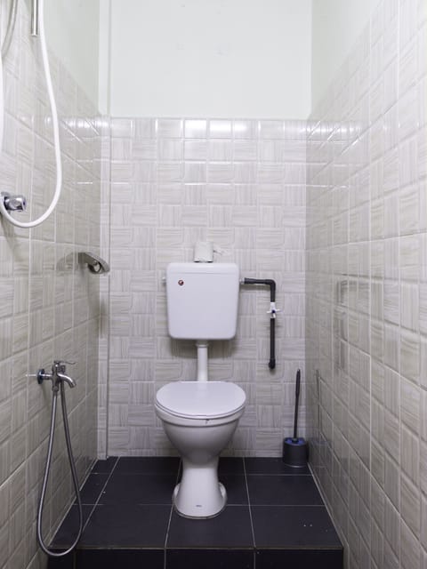 Standard Single Room | Bathroom | Shower, rainfall showerhead, free toiletries, bidet