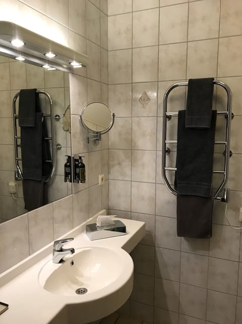 Double or Twin Room, 2 Twin Beds | Bathroom | Shower, free toiletries, hair dryer, towels