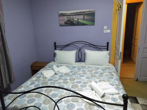 Basic Room, 2 Twin Beds | Individually decorated, iron/ironing board, free WiFi, bed sheets