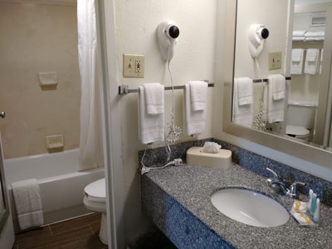 Combined shower/tub, hair dryer, towels