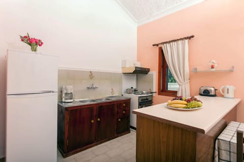 Classic Bungalow | Private kitchen | Full-size fridge, stovetop, coffee/tea maker, electric kettle