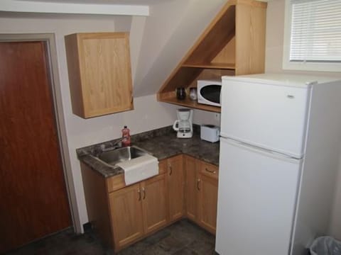 Studio, 1 Double Bed, Shared Bathroom | Private kitchen | Full-size fridge, microwave, coffee/tea maker, electric kettle