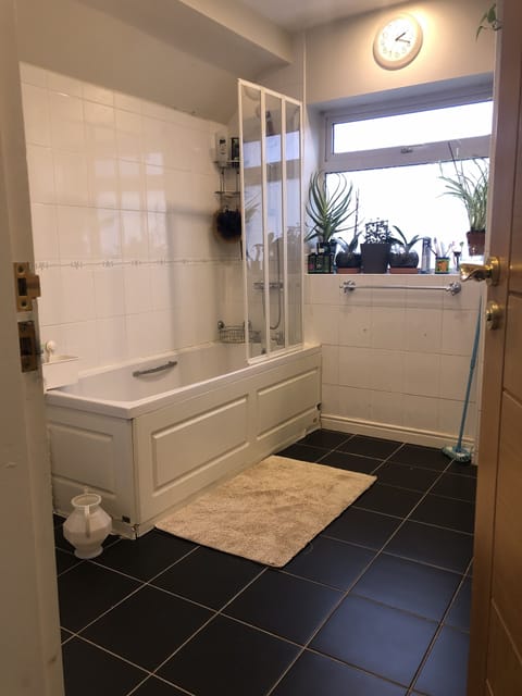 Combined shower/tub, hair dryer, heated floors, towels