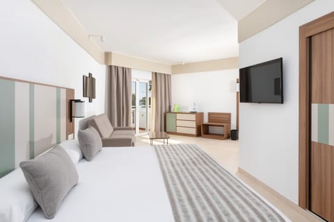 Suite, Balcony, Garden View | In-room safe, free WiFi, bed sheets