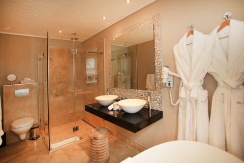 Luxury Room, Garden View | Bathroom | Designer toiletries, hair dryer, bathrobes, slippers