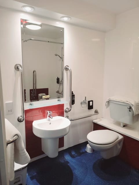 Standard Twin Room, Mobility Accessible, Non Smoking | Bathroom | Eco-friendly toiletries, towels, soap, shampoo