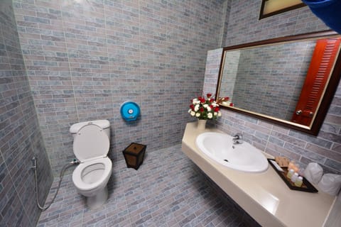 Superior Double Room, Sea View | Bathroom | Shower, free toiletries, towels, soap