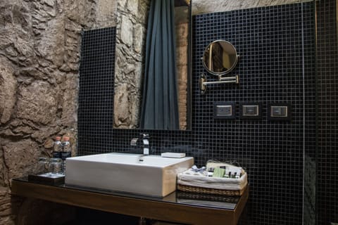 Suite | Bathroom | Shower, rainfall showerhead, designer toiletries, hair dryer