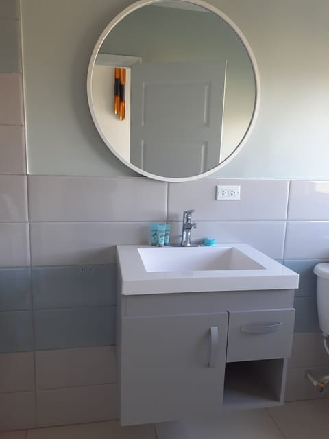 Deluxe | Bathroom | Shower, free toiletries, hair dryer, towels