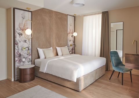 Borgo Room Premium | In-room safe, desk, soundproofing, free WiFi