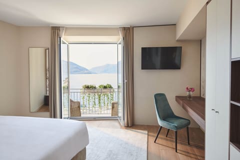 Lake Suite ( Vista 33 ) | In-room safe, desk, laptop workspace, free WiFi