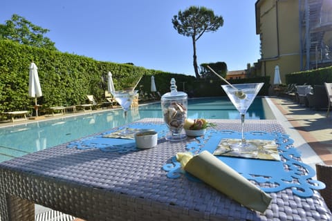 Seasonal outdoor pool, pool umbrellas, sun loungers