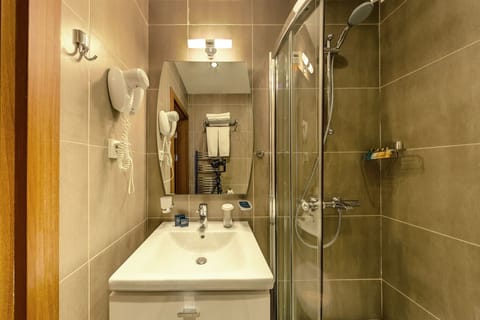 Junior Suite | Bathroom | Free toiletries, bathrobes, slippers, towels