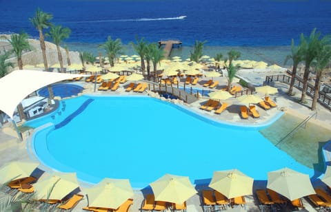 5 outdoor pools, sun loungers