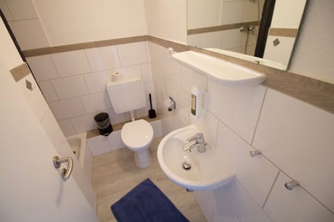 Economy Double Room | Bathroom | Shower, towels