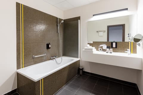 Family Room | Bathroom | Free toiletries, hair dryer, towels, soap