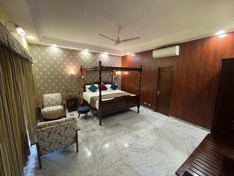 Suite Room | Rollaway beds, bed sheets