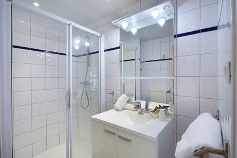 Standard Triple Room | Bathroom | Shower, free toiletries, towels