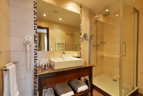 Standard Triple Room | Bathroom | Free toiletries, hair dryer, towels, soap