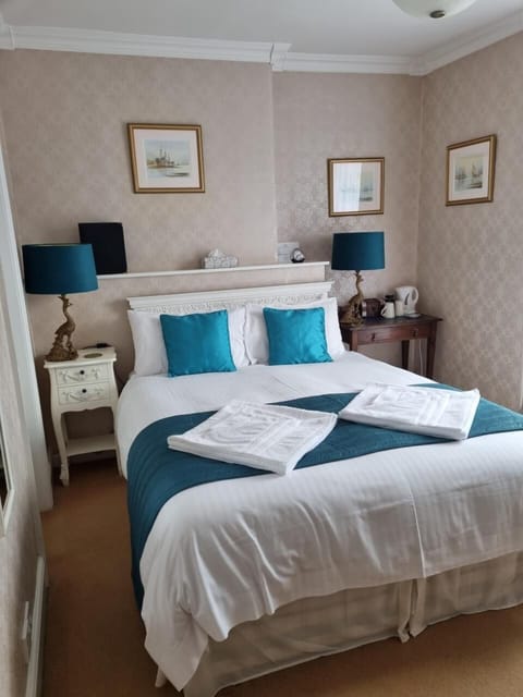 Room, 1 Bedroom, Ensuite (Blenheim) | Individually decorated, individually furnished, iron/ironing board