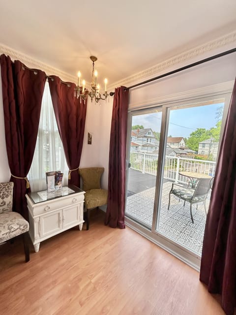 Suite, 1 Queen Bed (Venice) | Premium bedding, iron/ironing board, free WiFi, bed sheets