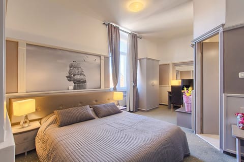 Family Room | Minibar, in-room safe, individually decorated, individually furnished