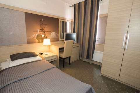 Single Room | Minibar, in-room safe, individually decorated, individually furnished