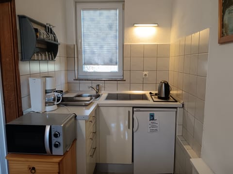 Basic Studio | Private kitchen | Fridge, stovetop, coffee/tea maker, electric kettle