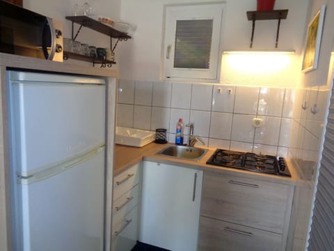 Classic Studio, Multiple Beds | Private kitchenette | Fridge, stovetop, coffee/tea maker, electric kettle